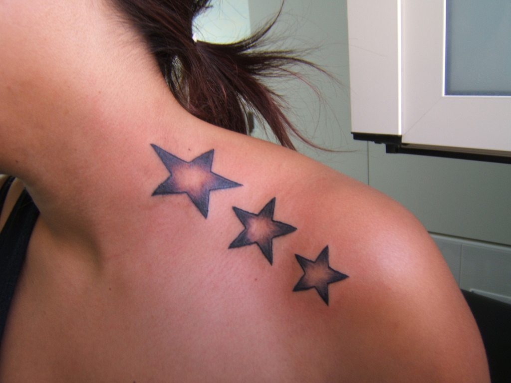 chica con tatuaje de estrella, el tatuaje es elegante