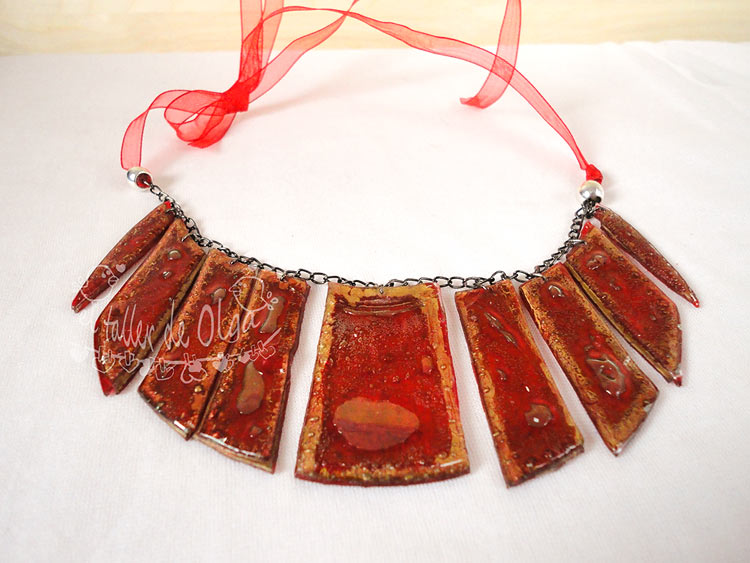 collar babero de plastico reciclado de cd