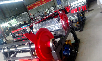 Hệ thống máy móc đang được sắp xếp He thong may moc dang duoc sap xep