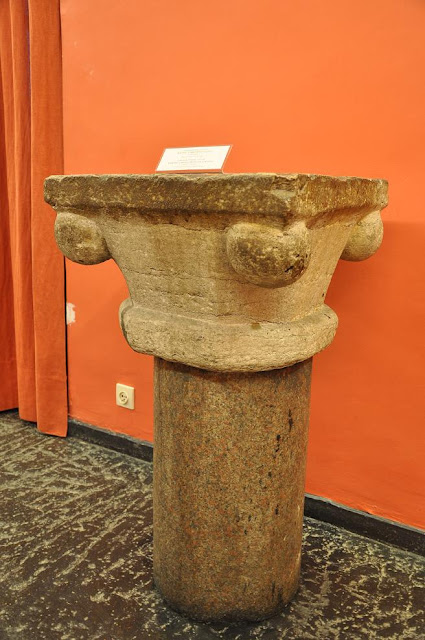 Kołbacz - głowica romańskiej kolumny przechowywanej w Muzeum Narodowym w Szczecinie