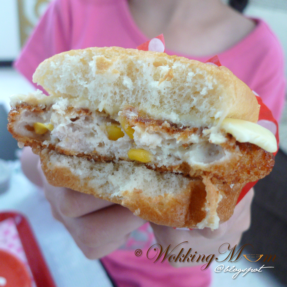 Let's get Wokking! { Chicken Burger with Corn and Cheese } 玉米芝士鸡肉汉堡