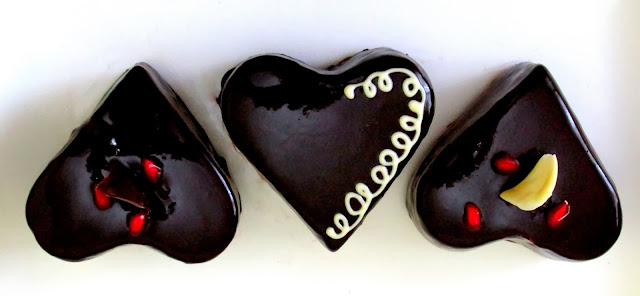 {Mini Chocolate Cakes} - Tortulete cu ciocolata, nuca si jeleu de pere
