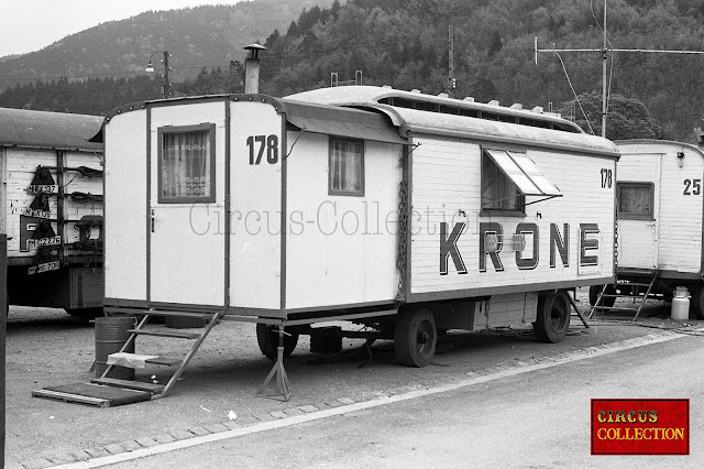 petite roulotte d'habitation , allongée d'une grande véranda