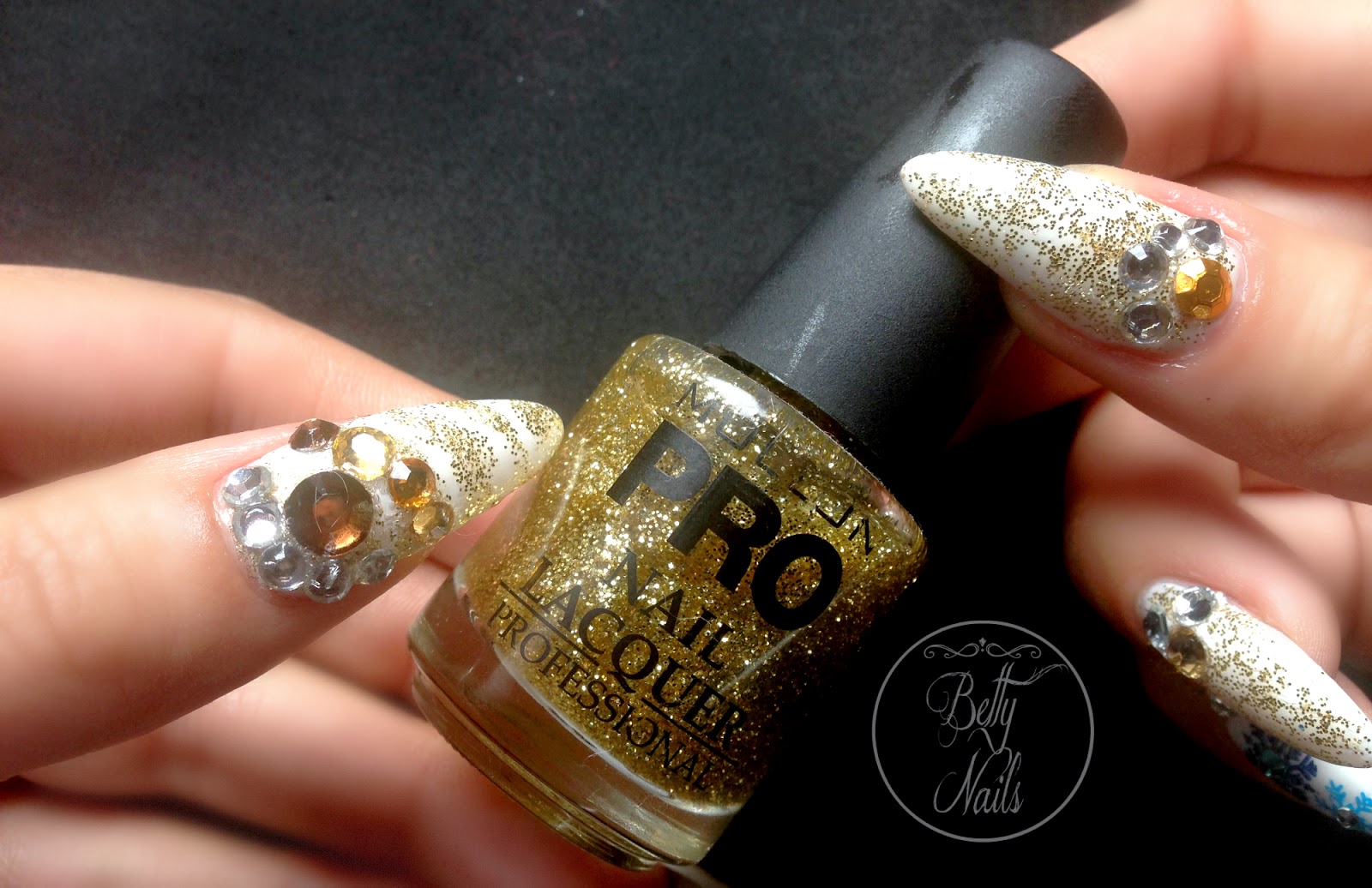 Simple cute white christmas nails : far from being a simple gendered Betty Nails: BLING Christmas Nails - White Winter Frost with Snowman