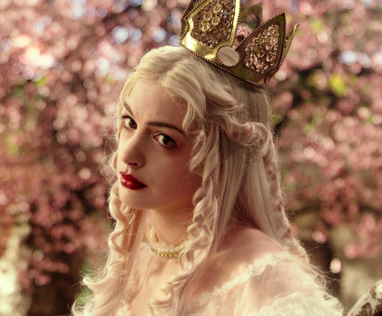 Как зовут белую королеву. Энн хэтэуэй алиса в стране чудес. Энн хэтэуэй белая королева. Эн хетувей белая королев. Белая королева алиса.