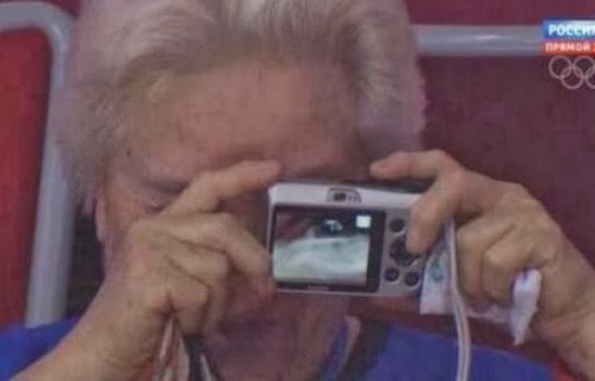 anciana con la cámara al revés en sochi