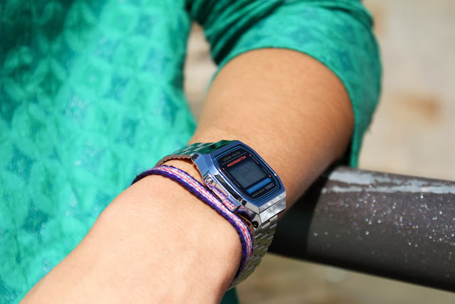 Accesorios. Reloj casio. Blazer verde bordada de Zara.