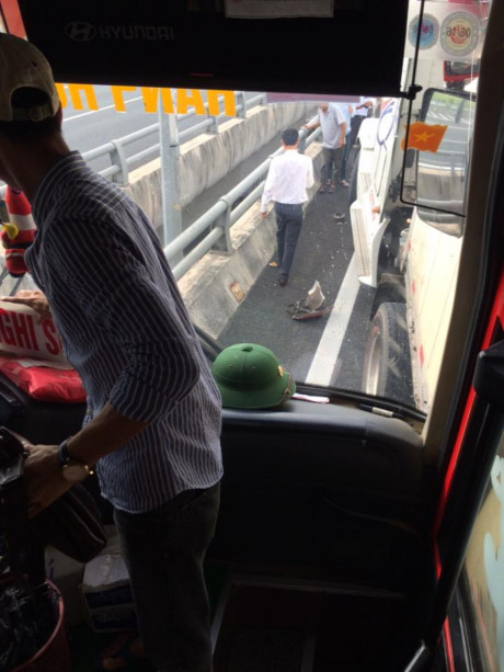 Tai nan xe khach, hanh khach tu dap vo kinh o to thoat hiem - Anh 4