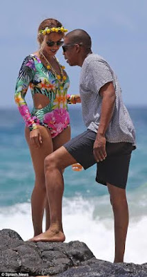 14 Beyonce & JayZ show rare PDA on a beach in Hawaii (photos)