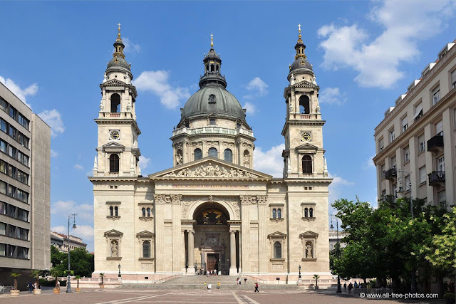 Khám phá tìm hiểu những kiến trúc bất hủ của Hungary Mua-ve-may-bay-di-hungary-St-Stephens-Basilica