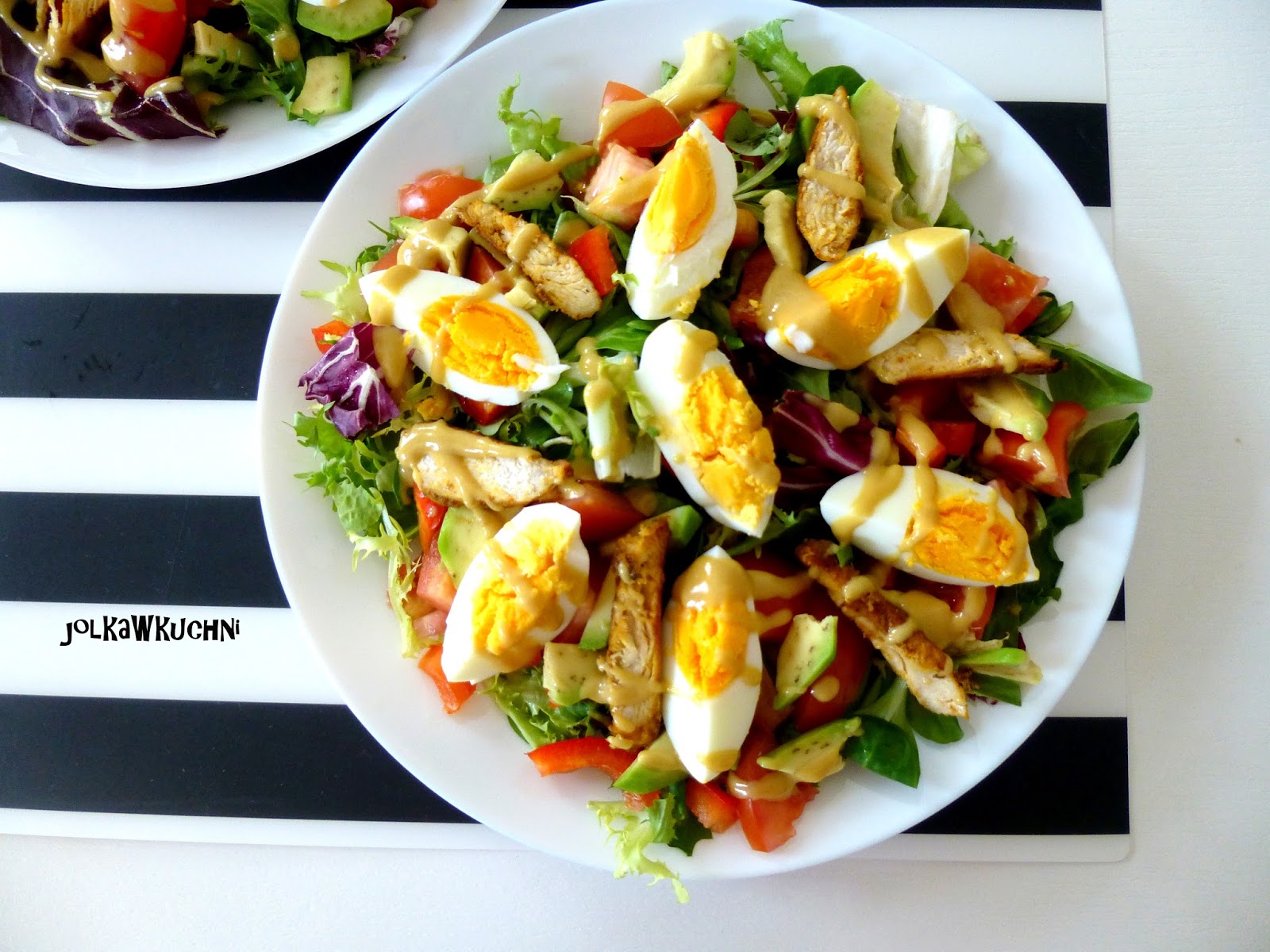 Jolka w kuchni Lekka sałatka z jajkiem, kurczakiem i musztardowym dipem