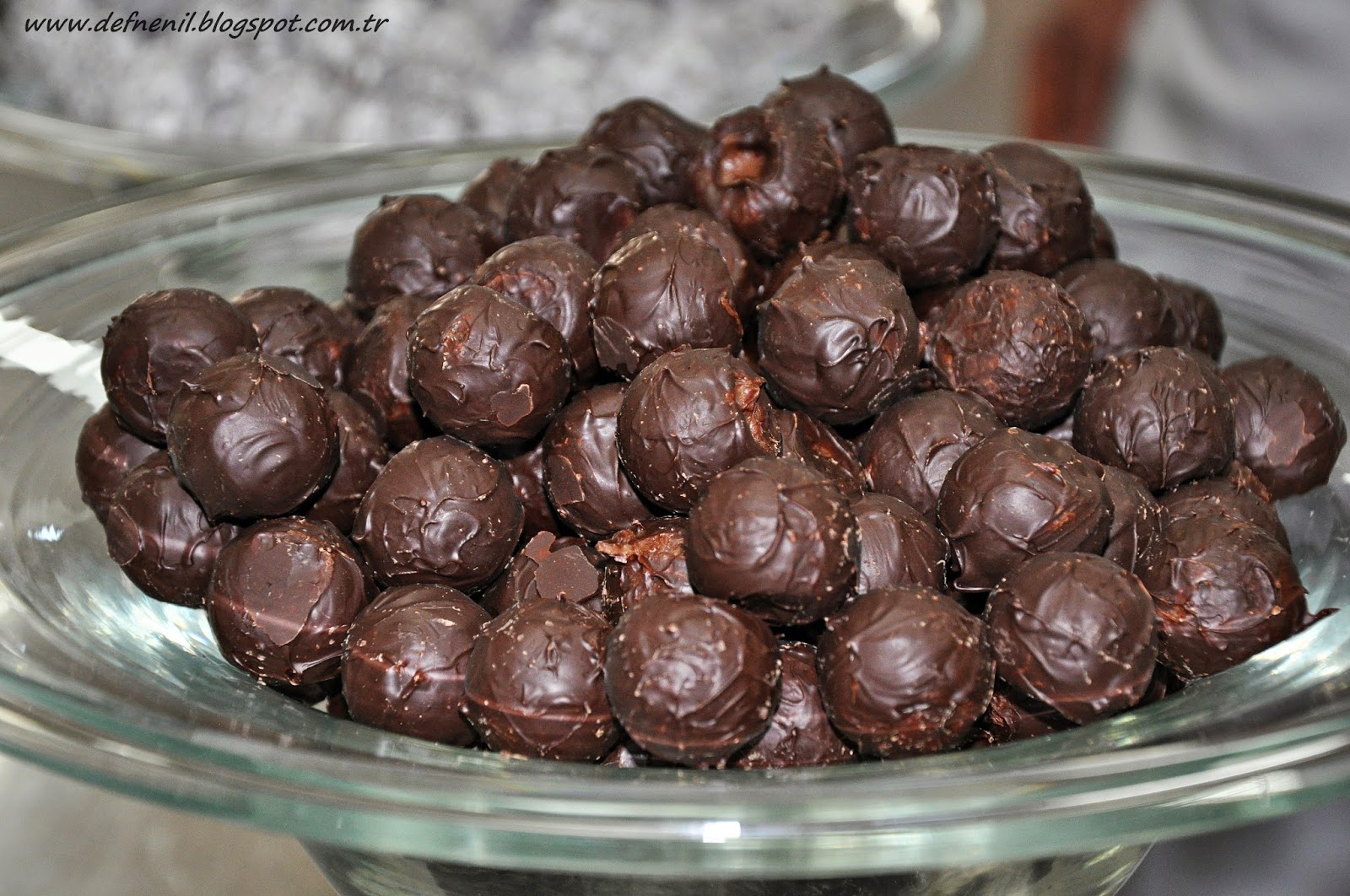 Defne Nil ve Zeynep Lâl Çırağan Palace Kempinski Çikolata 