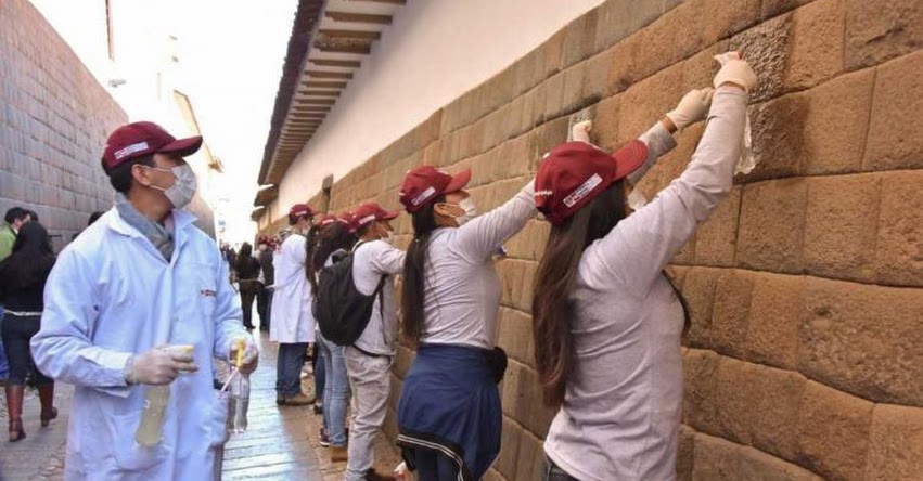 UNSAAC: Universitarios limpian muros incas en centro histórico de Cusco UNSAAC: Universitarios limpian muros incas en centro histórico de Cusco