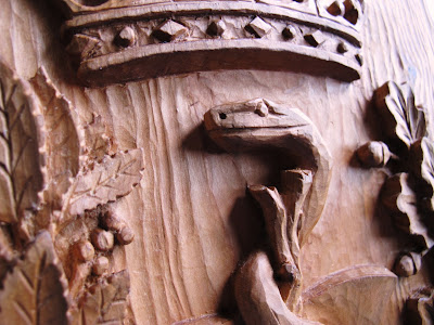 talla de madera de escudo de medicina realizado en madera de cerezo por javier sanz peñalba. ILEX TALLA