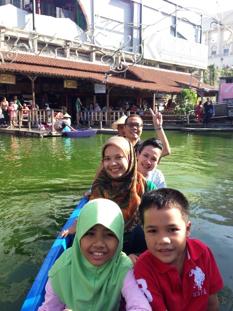 museum angkut malang wisata edukasi seru di kota batu naik perahu di pasar apung nurul sufitri mom lifestyle blogger tempat wisata indonesia