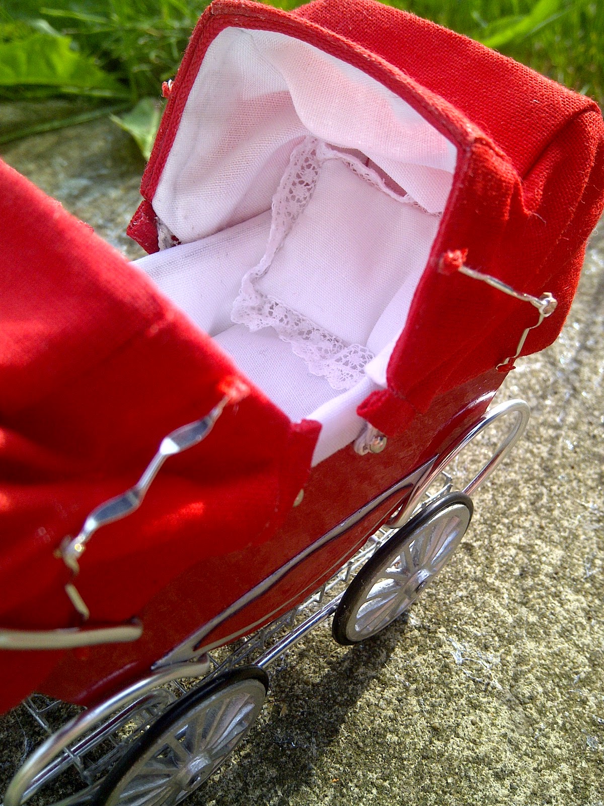 Teeny Tiny Things 1/12th Scale Dolls House Pram Red Twin Carriage Style