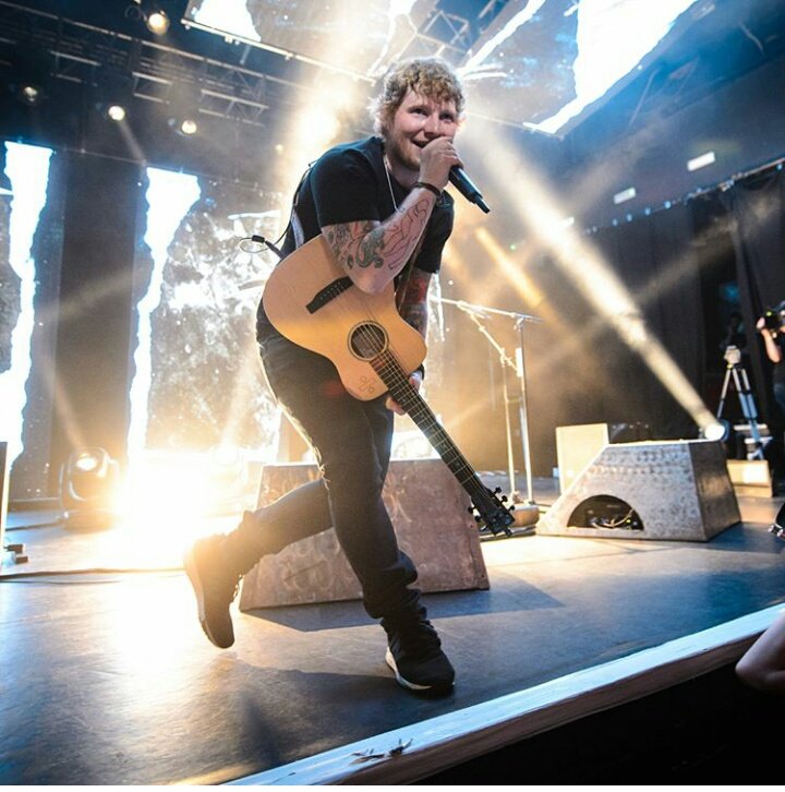 Castle of News Ed Sheeran actuando