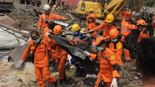Tim Basarnas mengevakuasi jenazah korban gempa dan tsuni di Palu. Tim Basarnas mengevakuasi jenazah korban gempa dan tsuni di Palu.