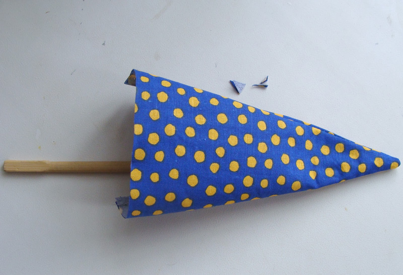 Блог Татьяны Бодрячок: Флажки из ткани. Мастер-класс.