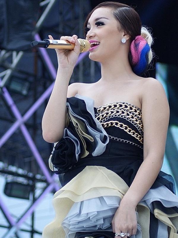 Biodata dan Profil Zaskia Gotik Biodata dan Profil Zaskia Gotik