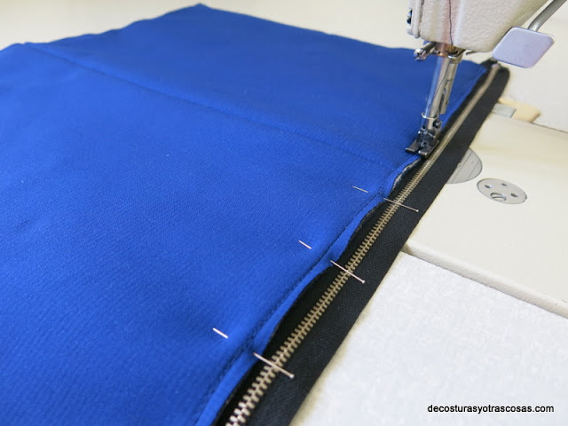coser una cremallera en un bolso