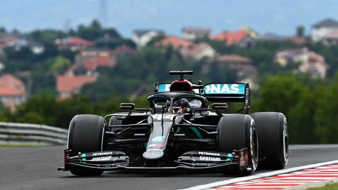 Lewis Hamilton con la Mercedes nelle prove libere del gran premio d'Ungheria 2020