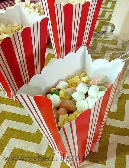 Popcorn + Candy =  YUM! www.diybeautify.com