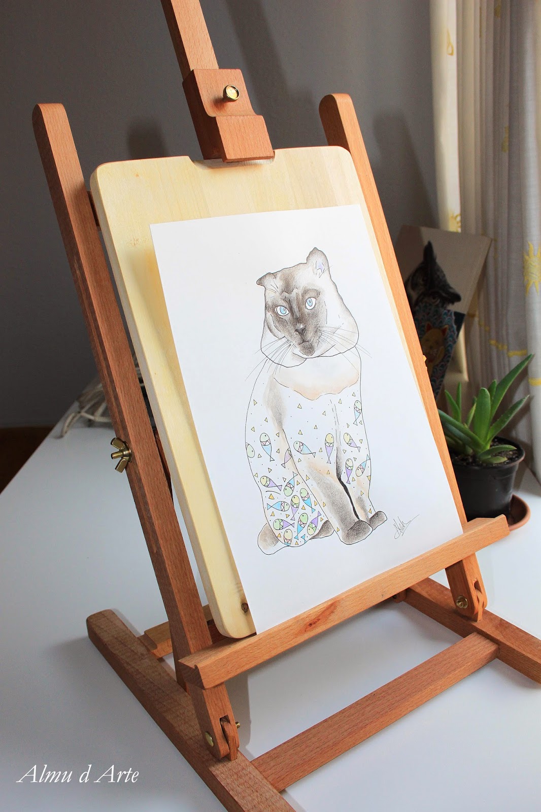 Dibujo de un gato sobre papel y caballete de madera Retrato de un gato dibujado con lápices de colores