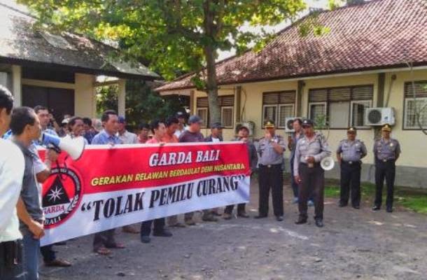 Massa Prabowo Duduki KPUD Jembrana