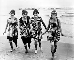 anche la forma stessa del costume da bagno cambi gli scolli divennero pi profondi spesso a v i giromanica pi ampi ed i colori divennero stravaganti