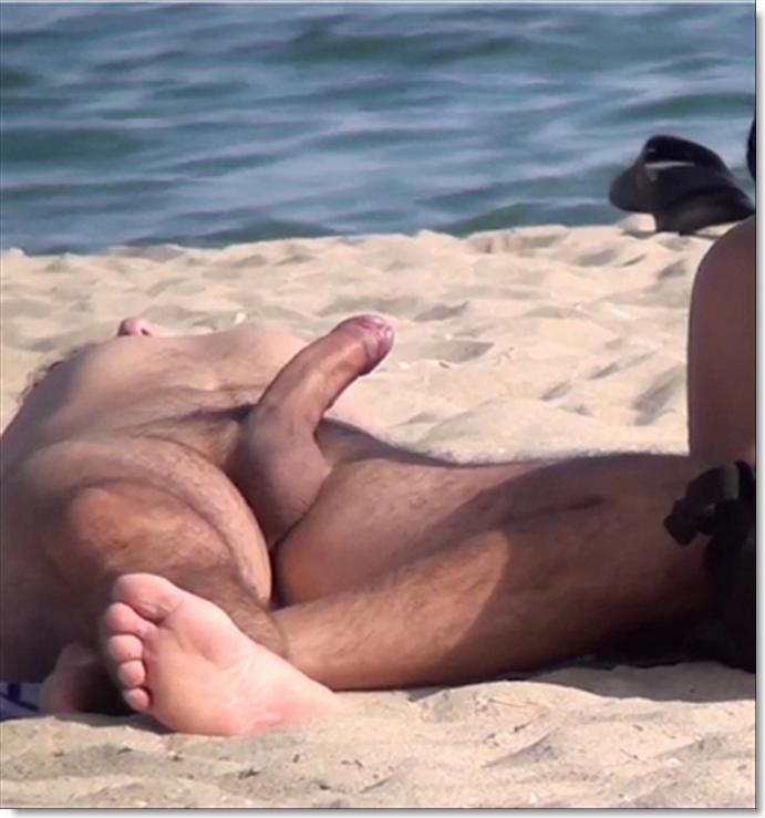 Pictorial: Hunks Nude on the Beach.