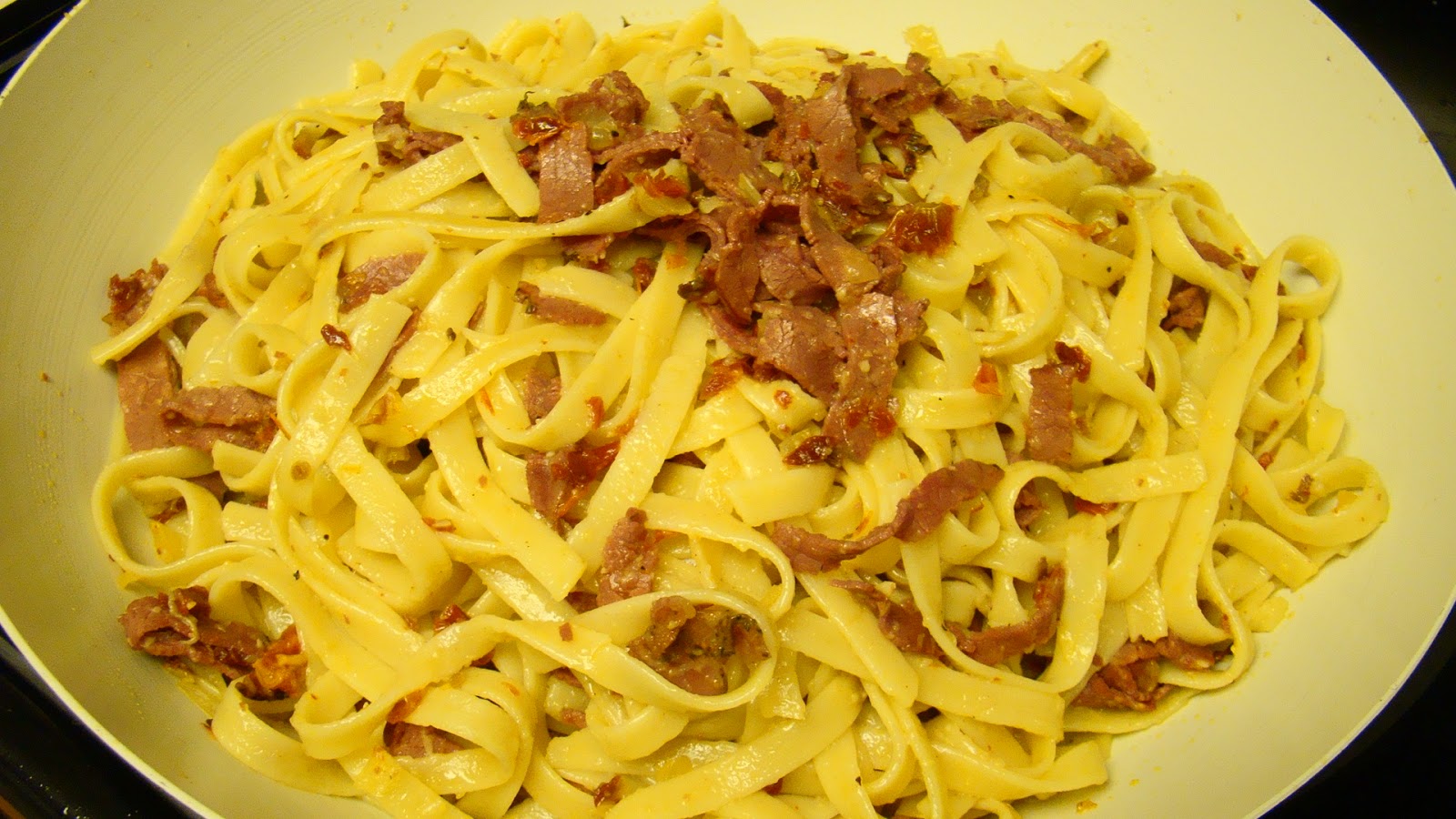 Sur la Flamme Sundried Tomatoes Pastrami Pasta