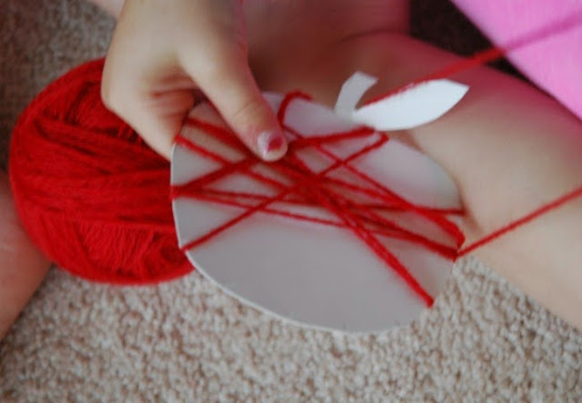 Fine motor fall craft for kids.  Soft and cozy yarn is a great sensory experience, too.  Great autumn activity for older toddlers, preschoolers, or elementary children.
