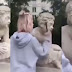 Instagrammer é tirada de campanha comercial após quebrar estátua de 200 anos pra ganhar likes