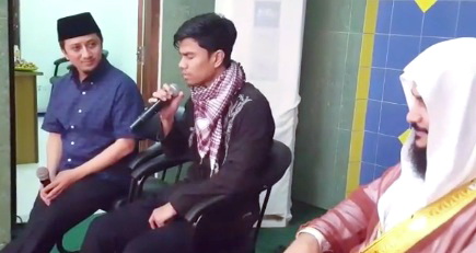 Pertemuan Pemuda Bandung Dengan Imam Masjidil Haram Ini Sungguh Sangat Mengharukan