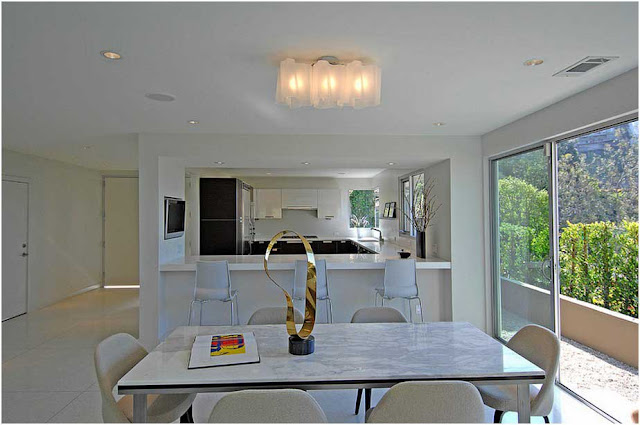 Erstaunliche-küchendesign-mit-essbereich-weiße-Küchenschränke-esstisch-weiß-mit-stühlen-moderne-Küche-u-förmige-Ideen