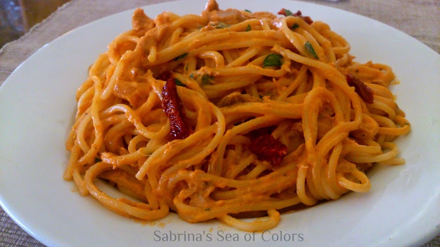 Espaguetis con salsa rosa de atún