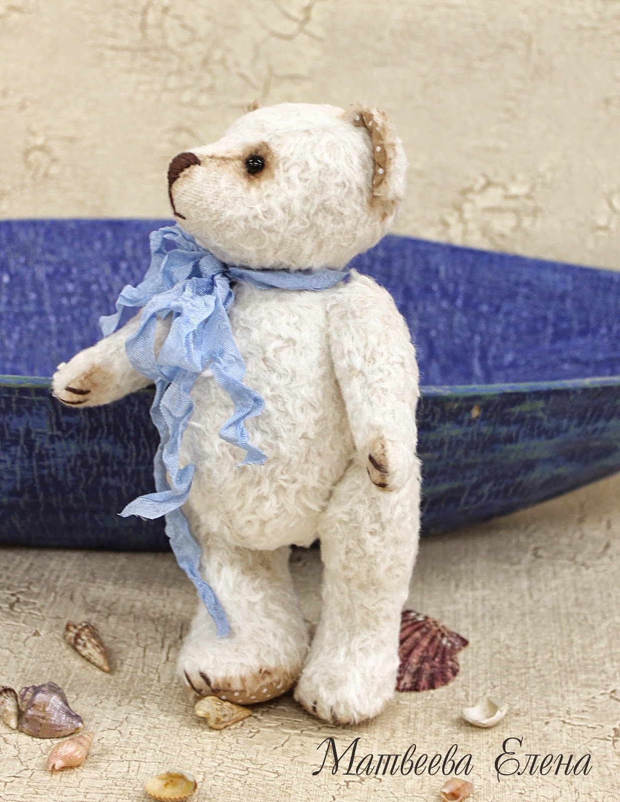 медведей теплых игрушечных. грустный плюшевый мишка. оторвали мишке лапу стих. тед (третий лишний). игрушка полузаяц полумедвеженок.