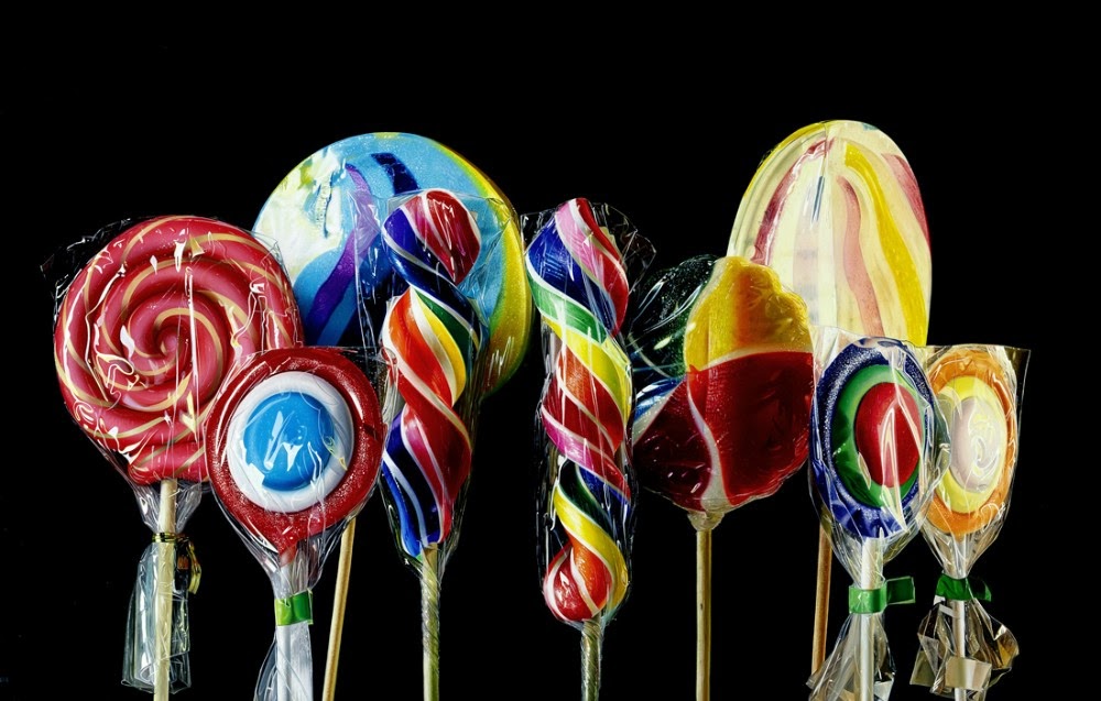 08-Le-Due-Luci-The-Two-Lights-Roberto-Bernardi-Hyper-realistic-Candy-Paintings-www-designstack-co