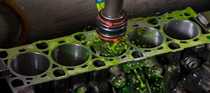 Alesatura di un monoblocco 6 cilindri in linea in rettifica motori alesatura di un monoblocco 6 cilindri in linea