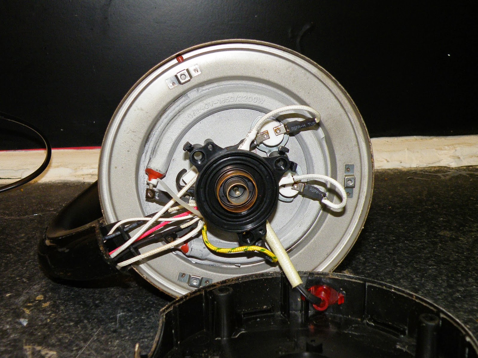 Stuff Deconstructed Disassembly of a cheap cordless kettle from Kmart