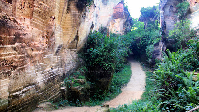Jalan masuk ke kawasan wisata Bukit Kapur Arosbaya. Jalan masuk ke kawasan wisata Bukit Kapur Arosbaya.