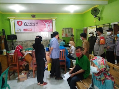 Polsek Teluknaga gelar aksi Serbuan Vaksin Di desa kampung Melayu Barat
