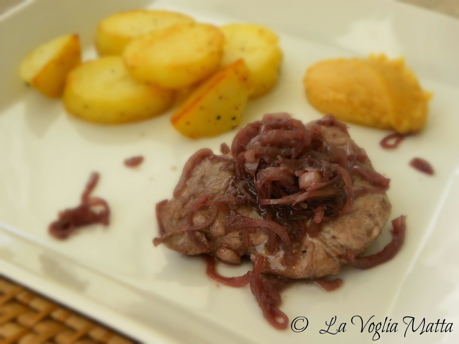 filetto di maiale  al vino rosso con scalognopatate sautè e quenelle di crema di lenticchie