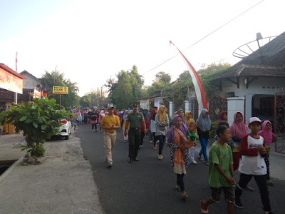 BABINSA KROYO IKUTI GERAK JALAN SEHAT DALAM RANGKA MENYAMBUT 1 MUHARROM