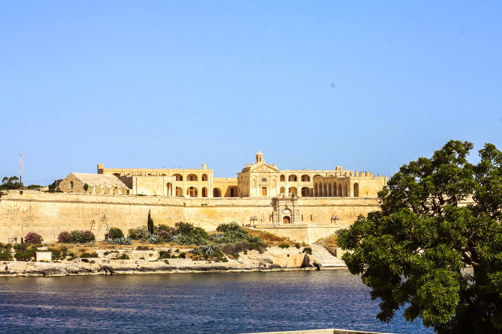 What is it like to travel to Malta with no luggage? - Cityscape Bliss