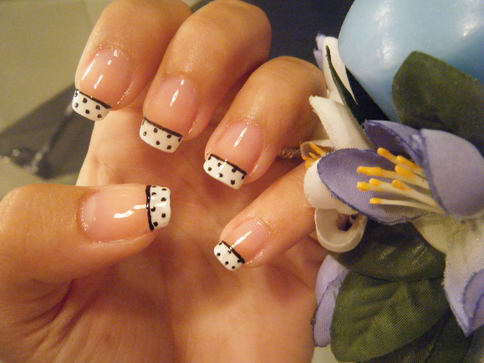 I love essence and nail art NAIL ART A POIS BIANCO E NERI ISPIRATA