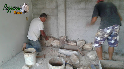 Bizzarri iniciando o revestimento com pedra moledo na parede da adega em residência em Itatiba-SP sendo a pedra moledo na cor bege. Revestimento com pedra de espessura de 15 cm.