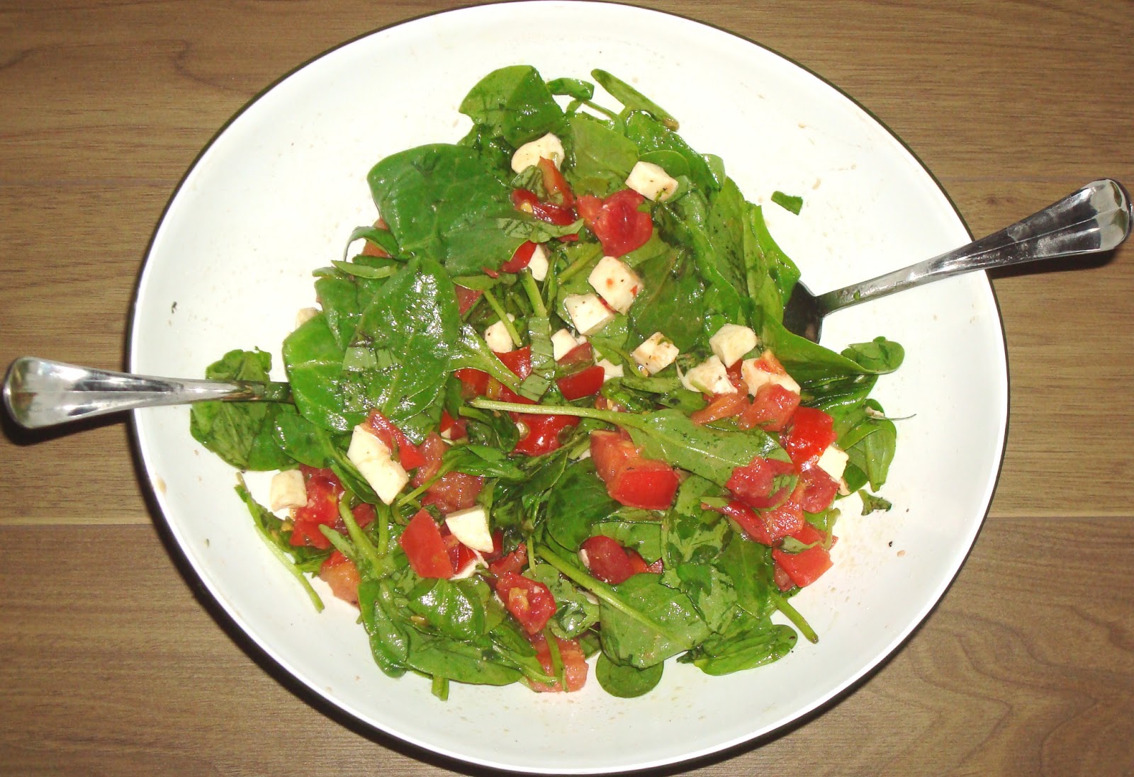 die Feed on Partial Solvitas virtuve: Spinātu salāti ar mocarellas sieru