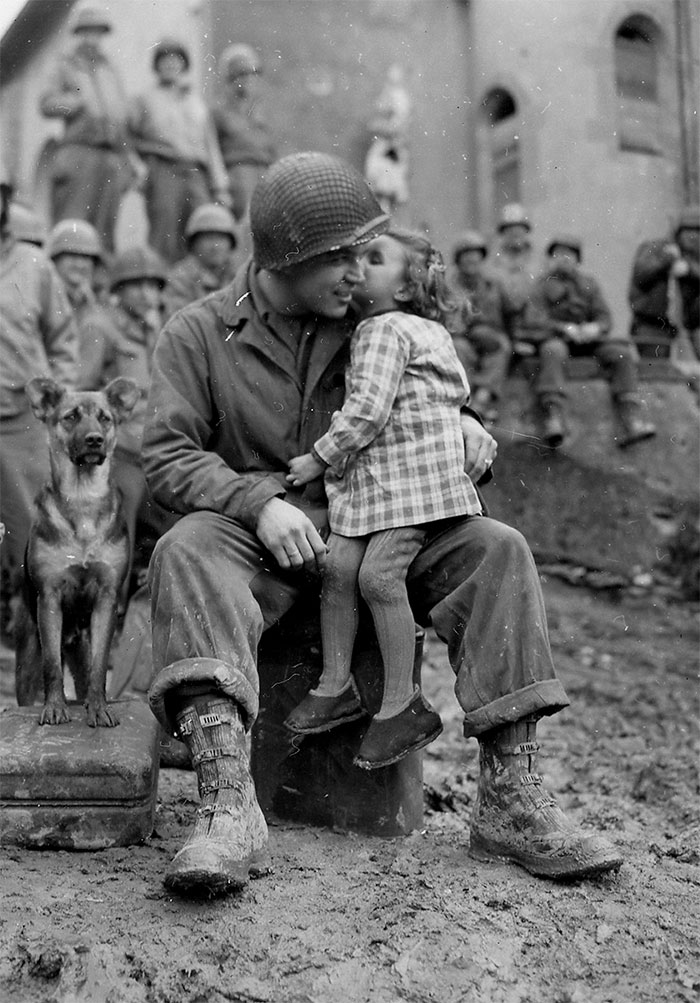 60 Inspiring Historic Pictures That Will Make You Laugh And Cry - A Little French Girl Gives An American Soldier A Kiss On Valentine’s Day, 1945